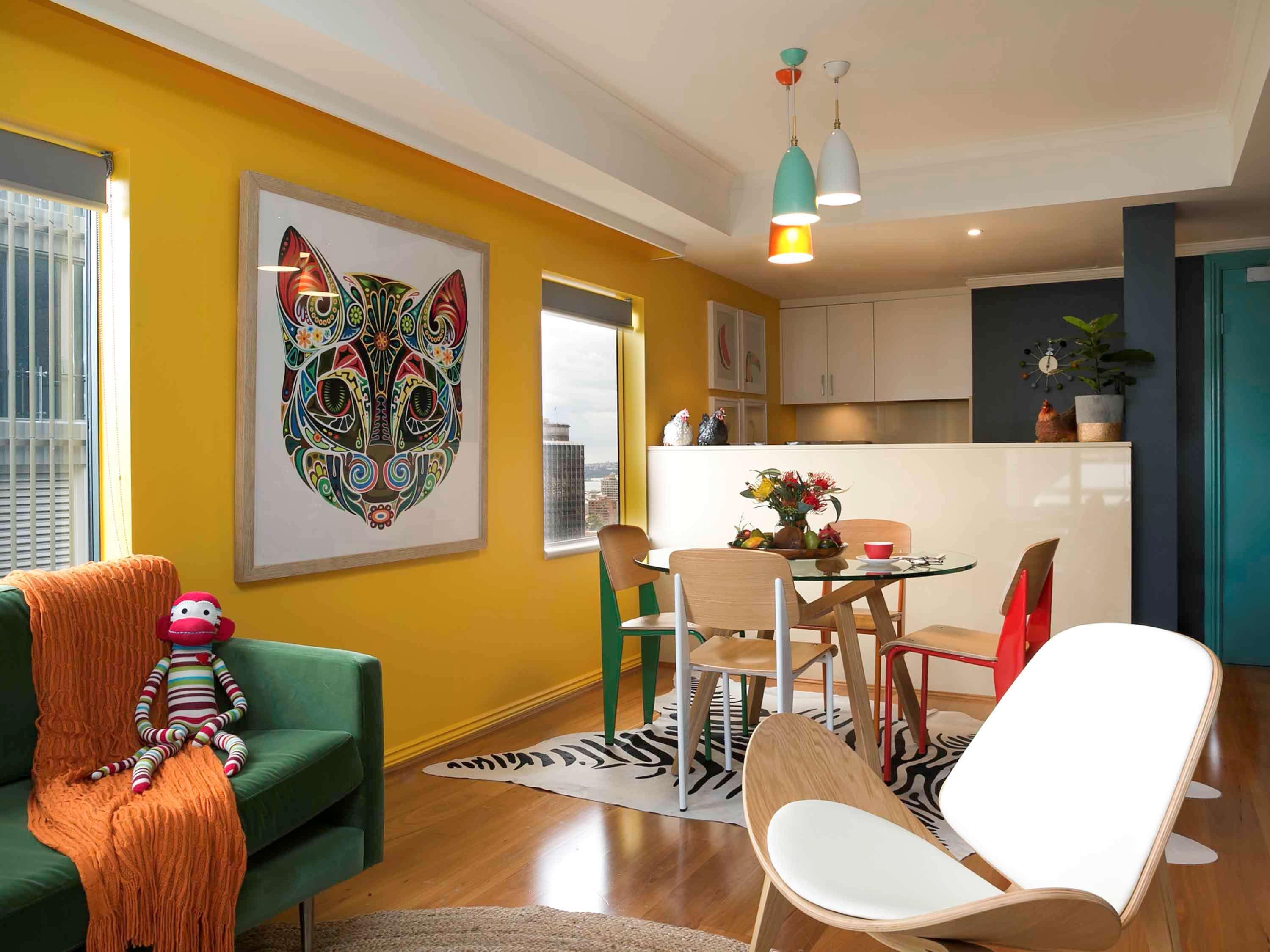 Pullman Sydney Hyde Park Hotell Eksteriør bilde A living room with a kitchen in the background
