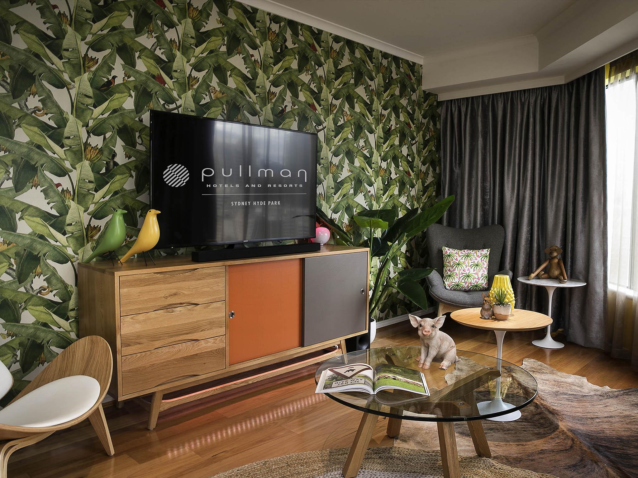 Pullman Sydney Hyde Park Hotell Eksteriør bilde A living room with a TV