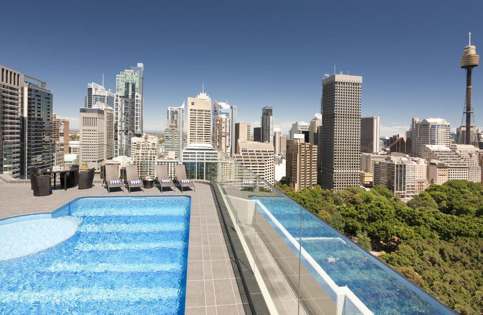 Pullman Sydney Hyde Park Hotell Eksteriør bilde The rooftop pool at the Emporium Hotel South Bank