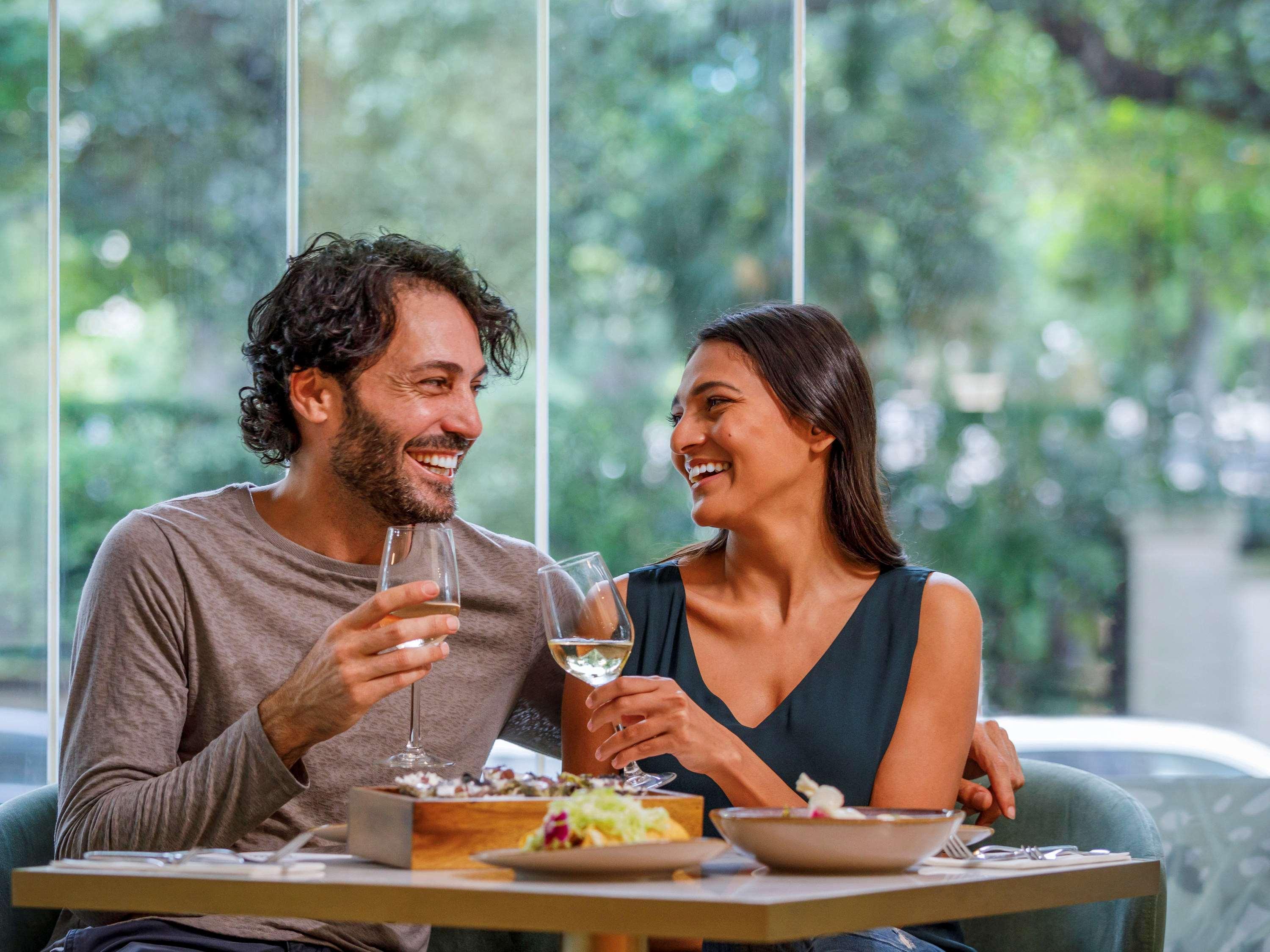 Pullman Sydney Hyde Park Hotell Eksteriør bilde A couple dining together