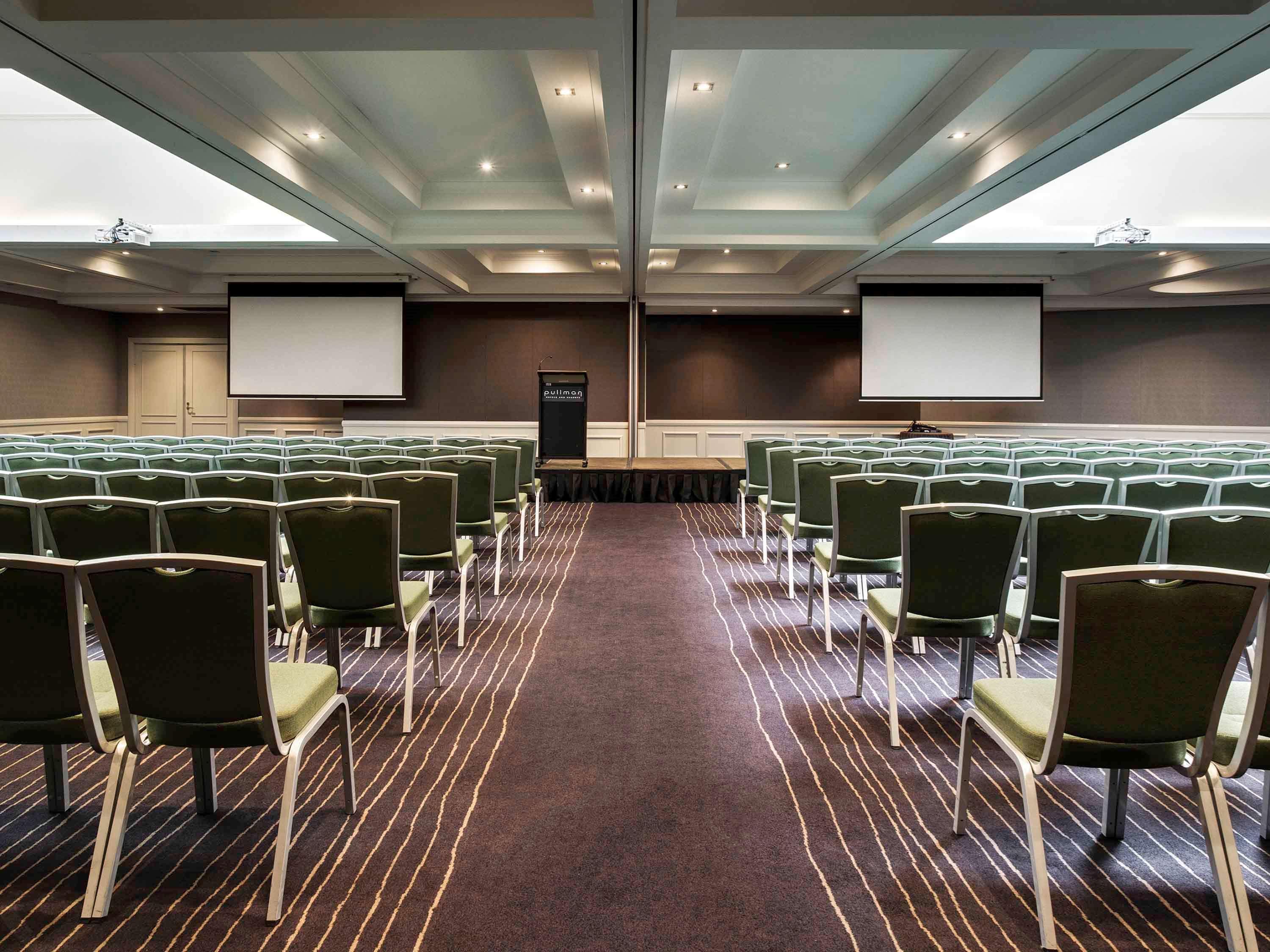 Pullman Sydney Hyde Park Hotell Eksteriør bilde The ballroom at the Crowne Plaza Hotel, Manchester