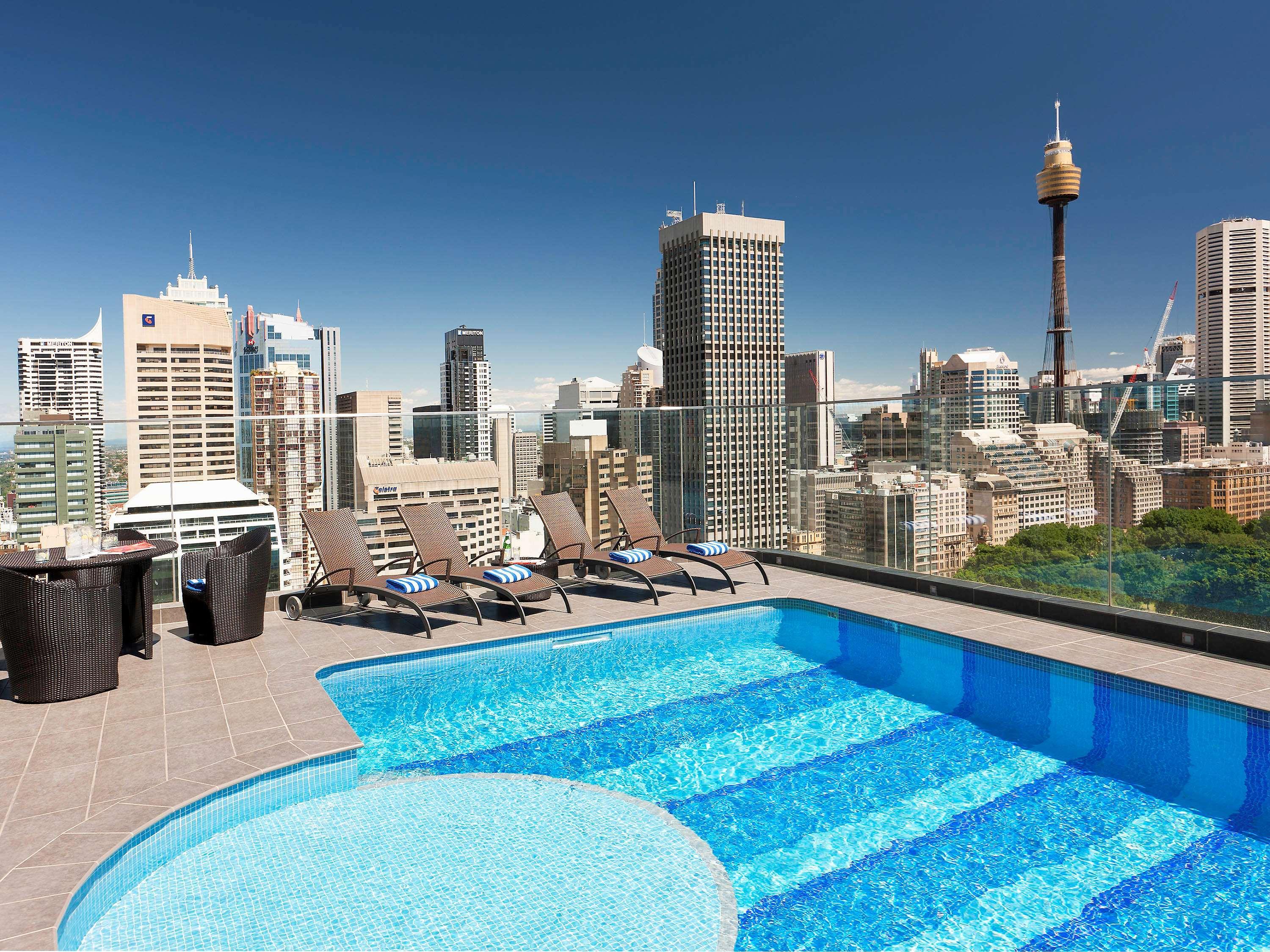 Pullman Sydney Hyde Park Hotell Eksteriør bilde The rooftop pool at the hotel