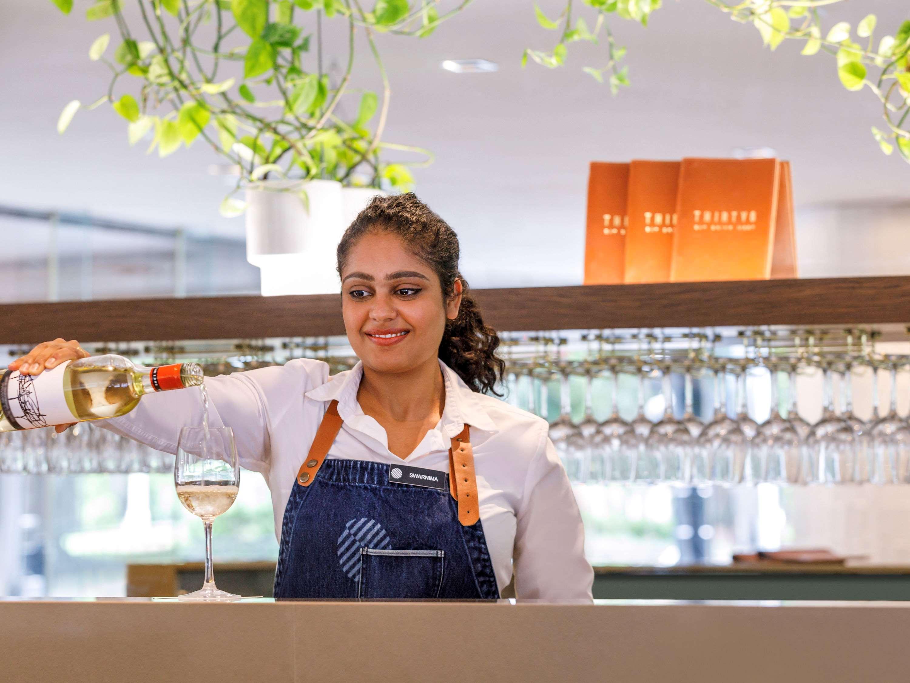 Pullman Sydney Hyde Park Hotell Eksteriør bilde A bartender at work