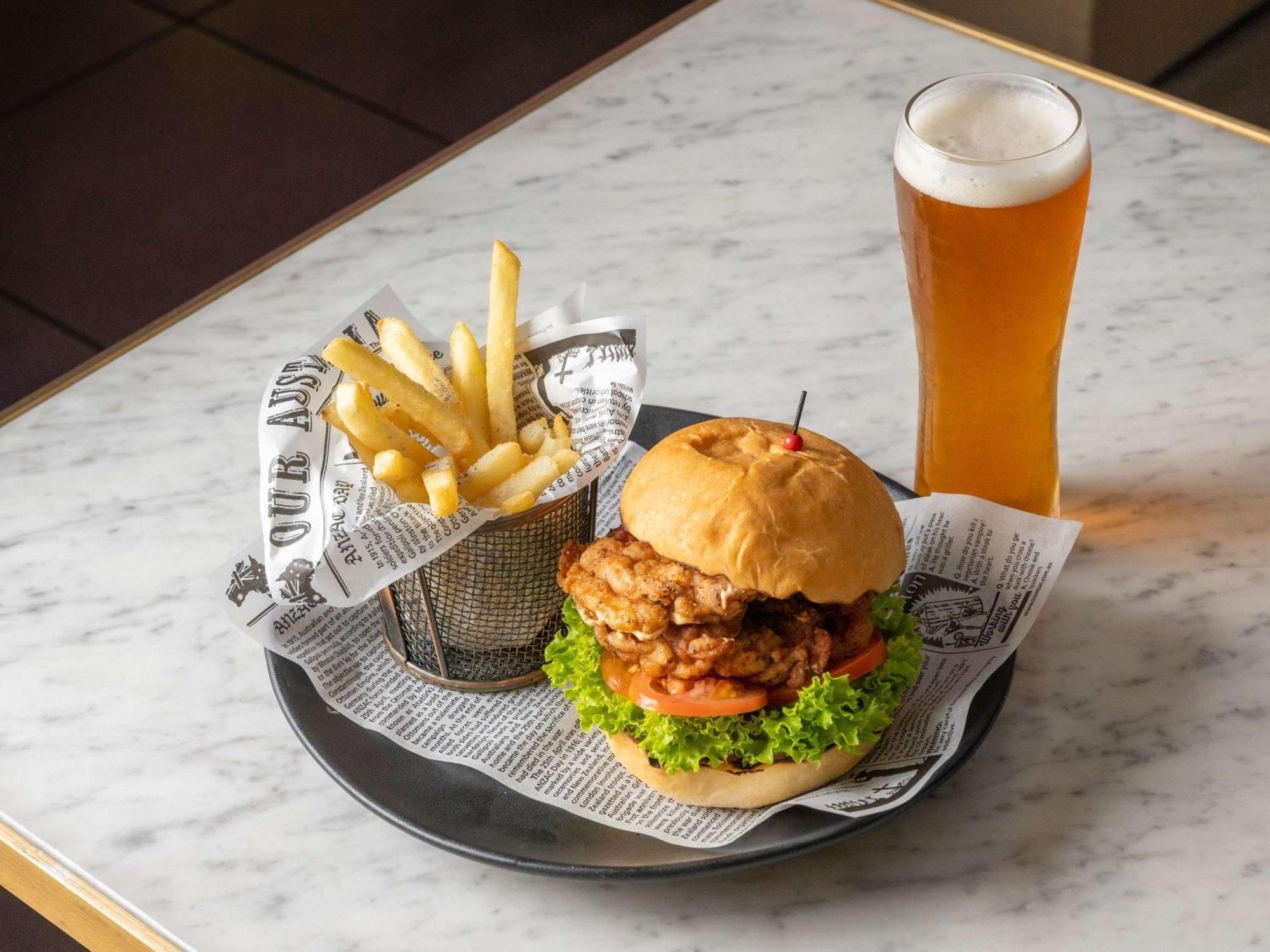 Pullman Sydney Hyde Park Hotell Eksteriør bilde A burger with fries and a beer