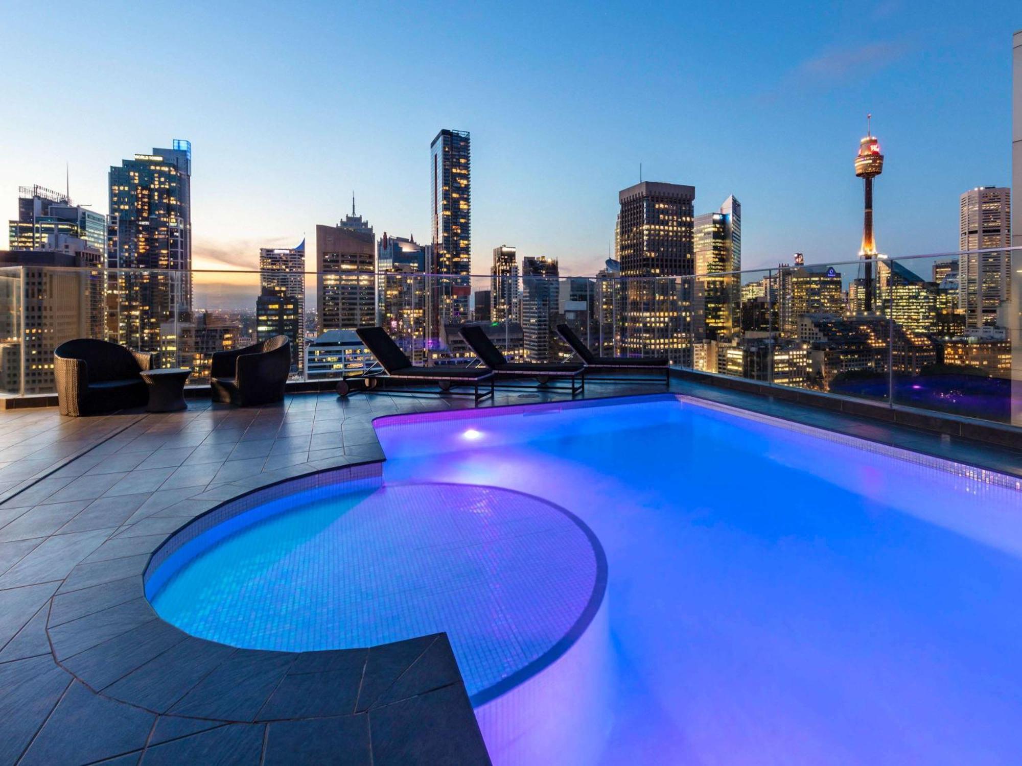 Pullman Sydney Hyde Park Hotell Eksteriør bilde The rooftop pool at the hotel
