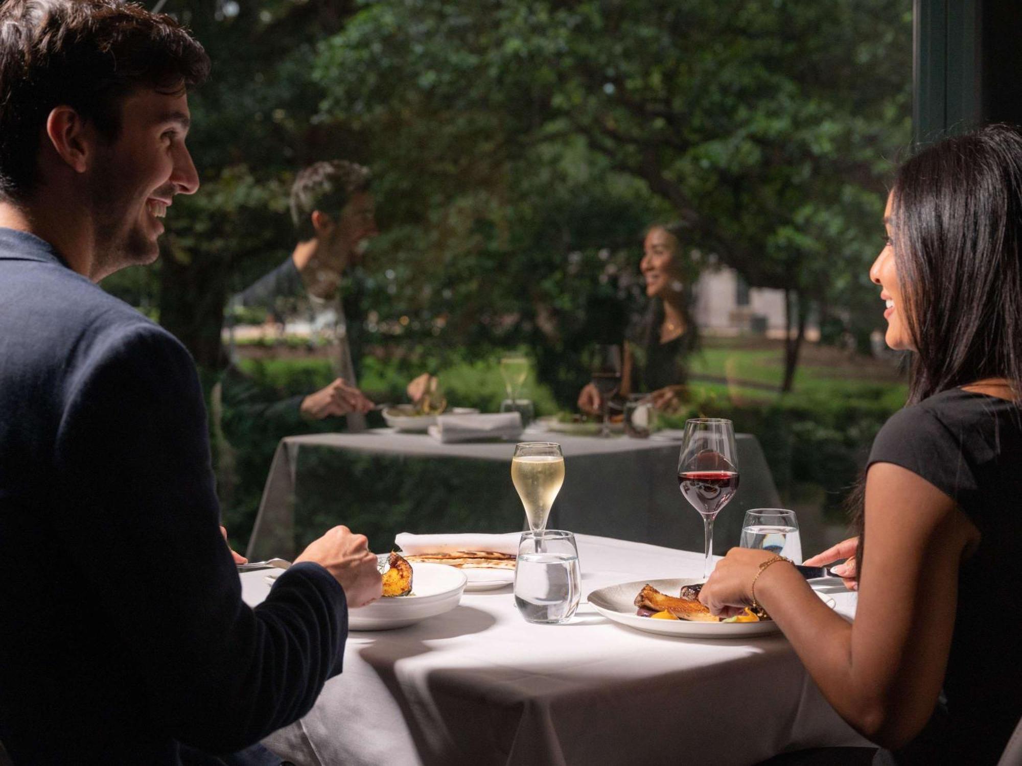 Pullman Sydney Hyde Park Hotell Eksteriør bilde A couple dining at a restaurant