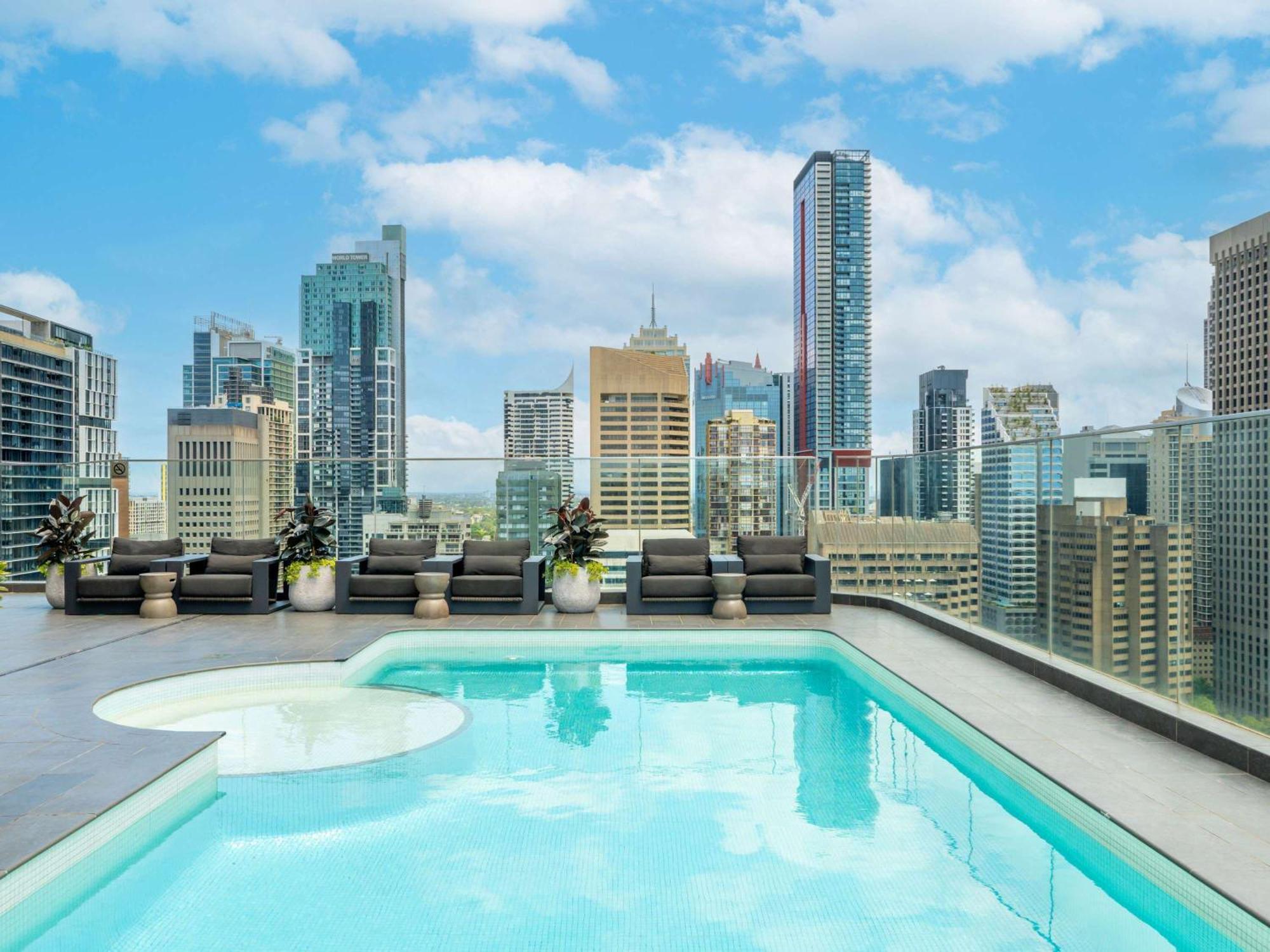 Pullman Sydney Hyde Park Hotell Eksteriør bilde Rooftop pool at Emporio